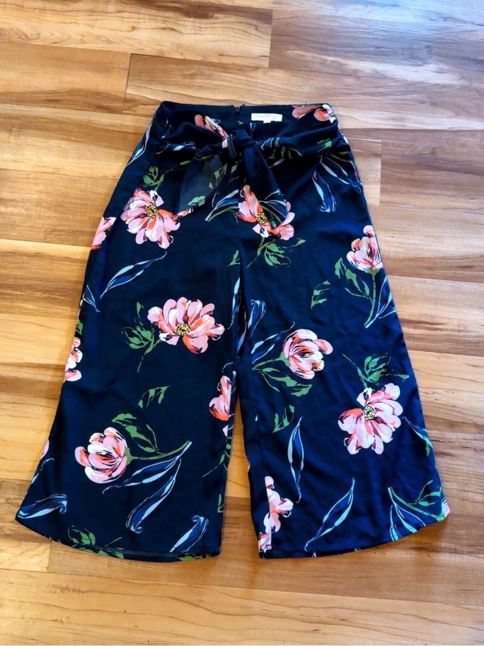 Love Fire Small Floral Culotte Pants Navy Wide Leg Tie Waist 2010s